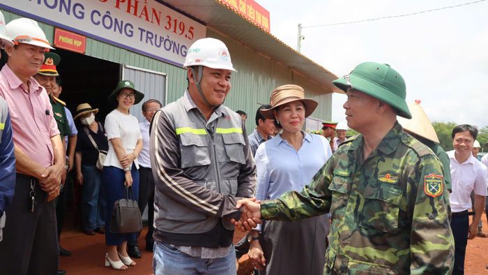  Đồng chí Thái Đại Ngọc thăm hỏi các đơn vị tham gia thi công, quản lý trên công trình. Ảnh: HỮU PHÚC 