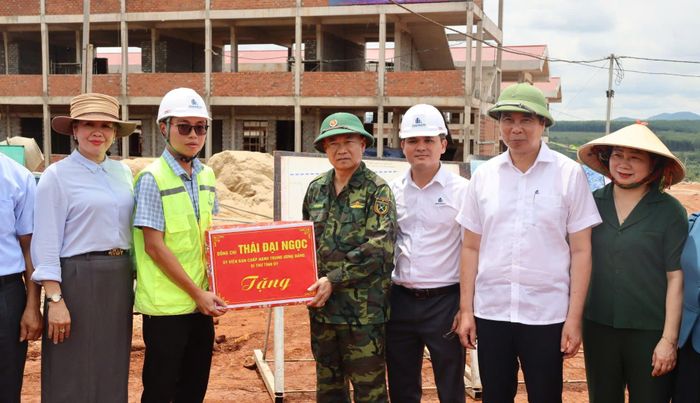  Đồng chí Thái Đại Ngọc tặng quà cho đơn vị tham gia thi công Trường nội trú biên giới xã Ia Pnôn. Ảnh: HỮU PHÚC 