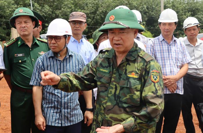  Bí thư Tỉnh ủy Gia Lai trực tiếp lắng nghe những khó khăn và kiến nghị đề xuất từ các đơn vị tham gia thi công trường nội trú biên giới xã Ia Nan. Ảnh: HỮU PHÚC 