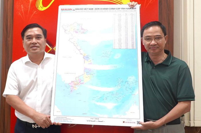 Đại diện Báo SGGP tặng bản đồ hành chính 34 tỉnh thành Việt Nam cho lãnh đạo Đảng ủy phường Trấn Biên 