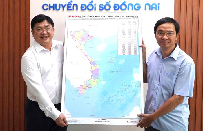  Trao tặng bản đồ cho Sở KH-CN TP Đồng Nai 