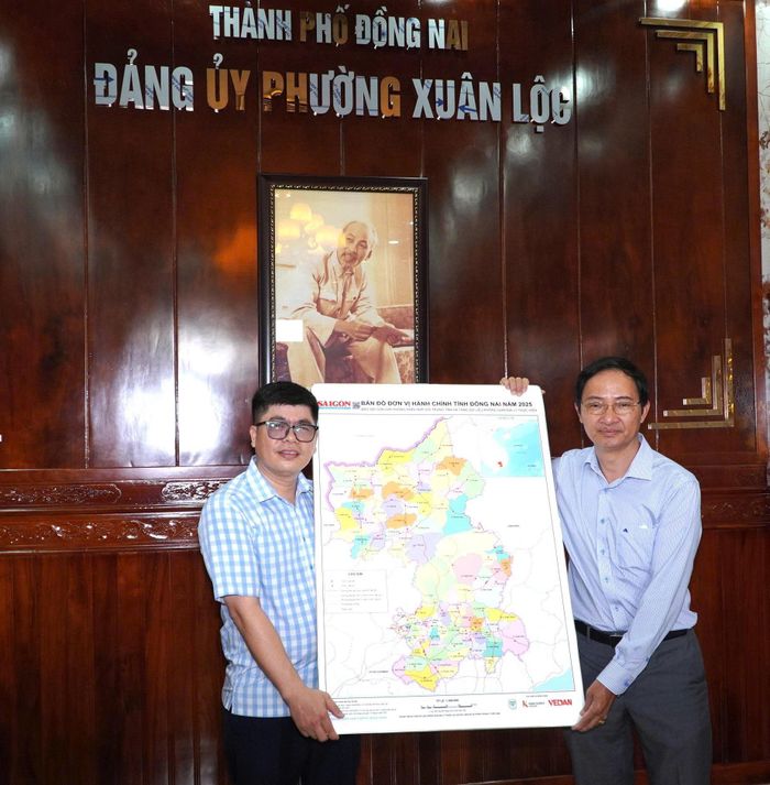  Đại diện phường Xuân Lộc đón nhận bản đồ hành chính địa phương do Báo SGGP trao tặng 