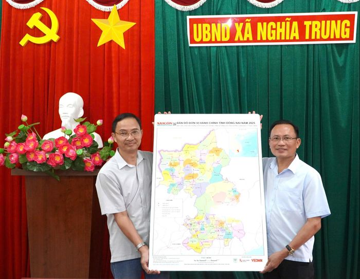  Trao tặng bản đồ hành chính địa phương cho xã Nghĩa Trung 