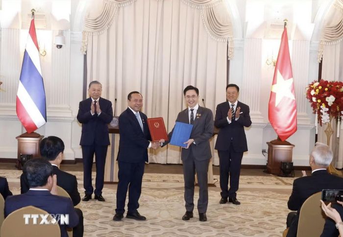 Tổng Bí thư, Chủ tịch nước Tô Lâm và Thủ tướng Thái Lan Anutin Charnvirakul chứng kiến trao văn kiện hợp tác giữa hai bên. Ảnh: TTXVN