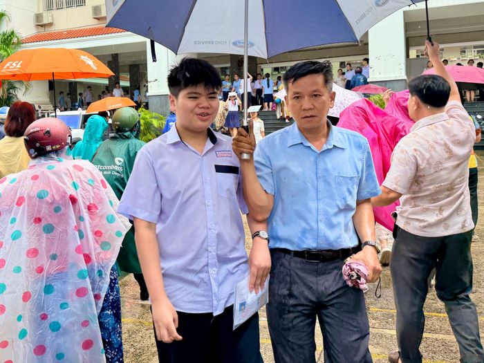  Niềm vui của phụ huynh và thí sinh sau khi kết thúc kỳ thi tuyển sinh lớp 10 tại điểm thi Trường THPT Nguyễn Hữu Thọ, phường Xóm Chiếu (TPHCM), khi cơn mưa vừa tạnh ẢNH: HOÀNG HÙNG 