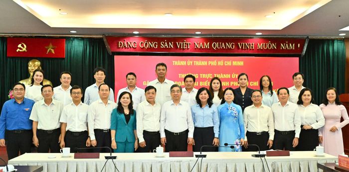  Đồng chí Nguyễn Phước Lộc chụp hình lưu niệm cùng các đoàn đại biểu dự đại hội. Ảnh: VIỆT DŨNG 