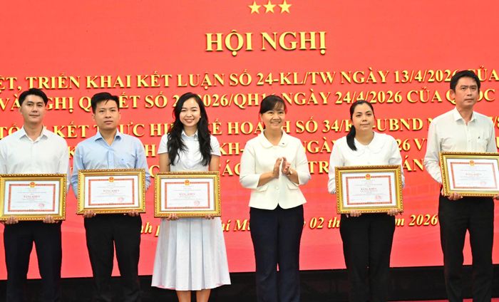  Trưởng Ban Pháp chế HĐND TPHCM Phạm Quỳnh Anh trao Bằng khen cho các cá nhân. Ảnh: VIỆT DŨNG 