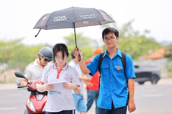 Học sinh dự thi THPT chuyên Lê Quý Đôn (phường Phước Thắng) ra về sau khi hoàn thành bài thi.