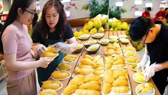 Nhiều người cảm thấy thú vị khi tham gia bữa buffet sầu riêng.