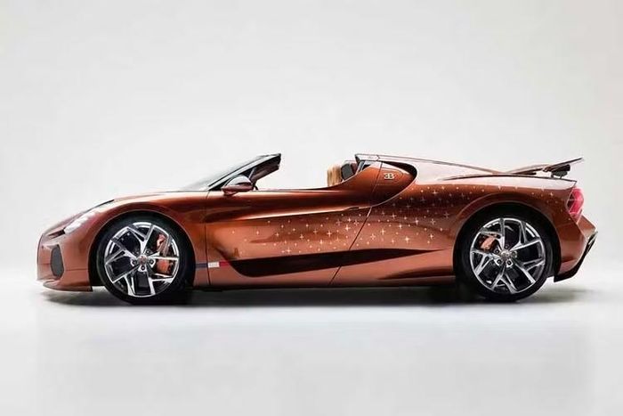 Chiếc Bugatti W16 Mistral độc bản sở hữu phối màu sơn đồng đặc trưng, có khả năng chuyển đổi sắc độ linh hoạt tùy thuộc vào góc độ và điều kiện ánh sáng môi trường. Điểm nhấn trên thân xe là các họa tiết hình ngôi sao màu bạc được vẽ hoàn toàn bằng phương pháp thủ công.
