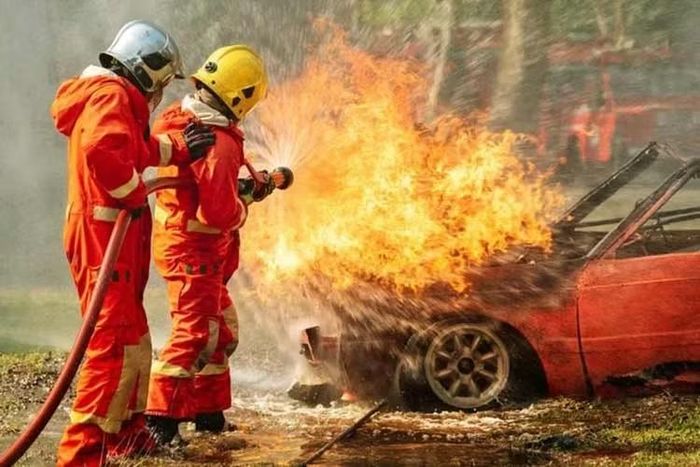 Dù là ôtô xăng hay điện, điều tiên quyết là lập tức rời xa phương tiện đang cháy, áp dụng biện pháp dập lửa phù hợp nếu có thể và liên hệ ngay với lực lượng cứu hỏa.