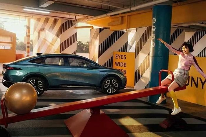 Tuy nhiên, quan trọng hơn là Kiến trúc Điện tử Trung Quốc (CEA) được phát triển cùng với XPeng. Bằng cách hợp nhất các chức năng vào bốn vùng điều khiển chính, kiến trúc kỹ thuật số mới này đã giảm số lượng mô-đun điều khiển điện tử xuống khoảng 30%.