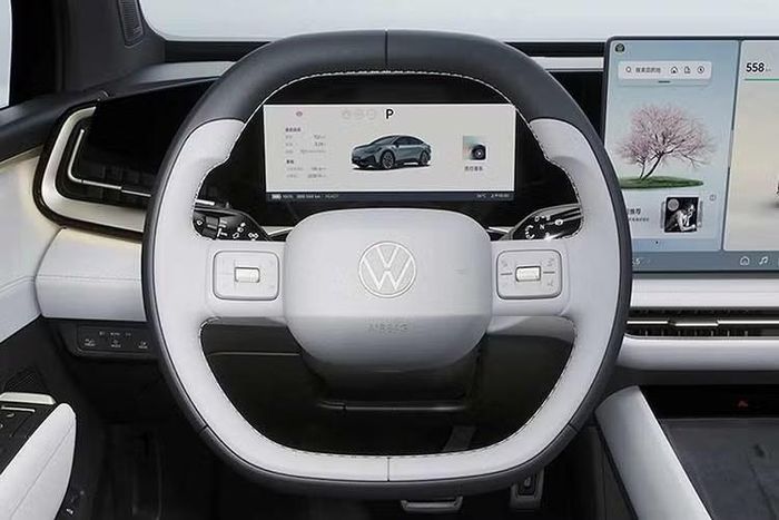Xe được trang bị màn hình hiển thị thông tin trên kính chắn gió (HUD) 27 inch tích hợp công nghệ thực tế ảo tăng cường. Hệ thống này sử dụng bộ xử lý MediaTek 8676 và bao gồm trợ lý giọng nói AI có khả năng nhận diện nhiều hành khách.
