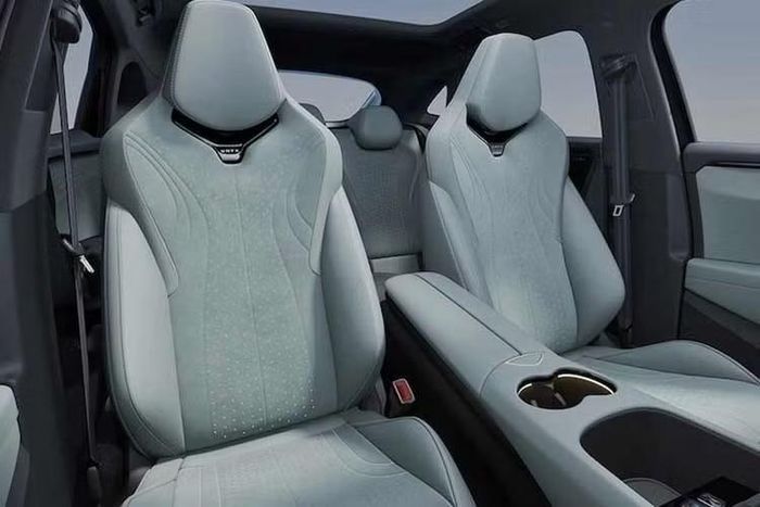 Những điểm nổi bật khác bao gồm vô lăng hai chấu kiểu mới với các nút điều khiển tích hợp, đèn chiếu sáng nội thất kéo dài đến cửa xe và cửa sổ trời toàn cảnh tiêu chuẩn với chức năng mở bằng điện và rèm che nắng vật lý.