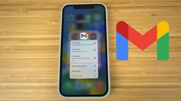 Theo quan điểm được đăng tải trên Android Police, chiến lược phát triển dịch vụ đa nền tảng của Google đã vô tình làm giảm sức hấp dẫn của các thiết bị Android khi người dùng iPhone vẫn có thể tiếp cận gần như đầy đủ các dịch vụ quan trọng như Gmail, Google Drive, Google Photos hay Gemini mà không gặp bất kỳ rào cản đáng kể nào.