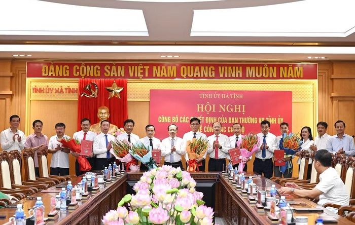 Lãnh đạo tỉnh Hà Tĩnh tặng hoa chúc mừng các đồng chí luân chuyển, điều động, bổ nhiệm.. Ảnh: Thu Hà