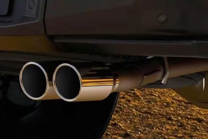 Phiên bản Toyota Hilux tiêu chuẩn Z được trang bị màn hình giải trí và đồng hồ kỹ thuật số kích thước 12,3 inch, ghế bọc da tổng hợp, trợ lực lái điện và gói công nghệ an toàn Toyota Safety Sense mới nhất.