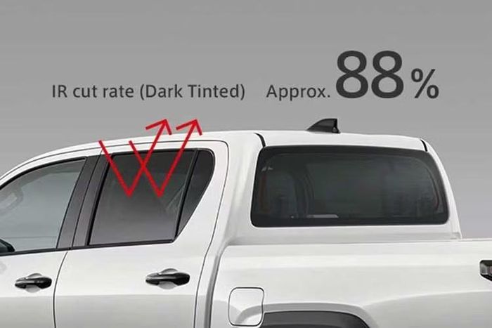 Ngoài yếu tố thẩm mỹ, Hilux độ gói phụ kiện chính hãng Modellista còn được trang bị tấm bảo vệ gầm trước và sau, nắp thùng cứng thiết kế riêng cùng bộ mâm hợp kim 18 inch hoàn thiện màu xanh olive nhám kết hợp các chi tiết phay sáng.