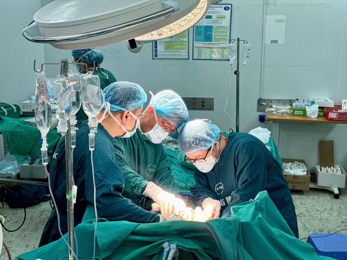 Ê- kíp phẫu thuật cho bệnh nhân - Ảnh BVCC