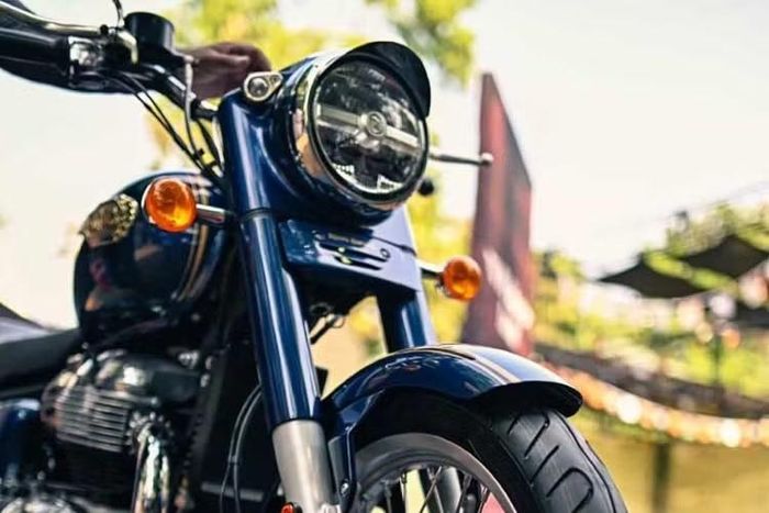 Những chi tiết đặc trưng trên Royal Enfield Bullet 650 2026 như ống xả peashooter mạ crôm, ghi-đông đặt cao và cụm công tắc nhôm mang phong cách hoài cổ tiếp tục được duy trì nhằm giữ trọn bản sắc vốn có của dòng Bullet.