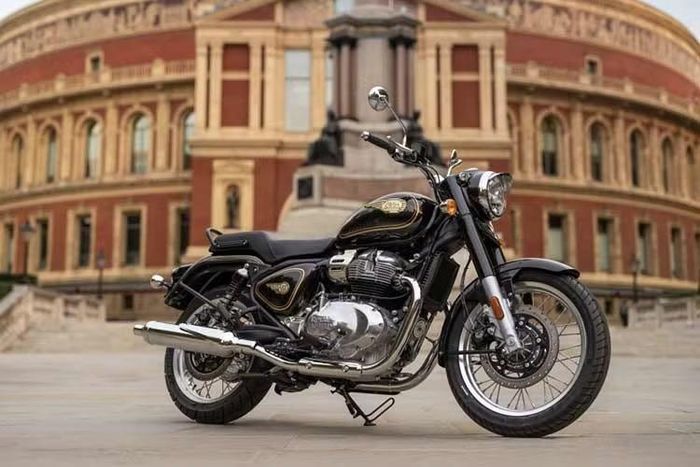Xe sở hữu bình xăng hình giọt nước quen thuộc, các đường kẻ trang trí được vẽ thủ công cùng yên xe dạng dài liền khối. Phần đầu xe nổi bật với cụm đèn pha LED đặt trong chóa đèn kiểu casquette truyền thống, kết hợp cùng đèn định vị “Tiger-Eye” đặc trưng của Royal Enfield.