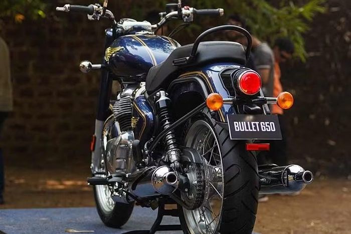 Sức mạnh của Bullet 650 đến từ khối động cơ hai xi-lanh song song dung tích 648 cc, đi kèm hộp số 6 cấp và bộ ly hợp chống trượt. Đây là nền tảng động cơ đã được Royal Enfield sử dụng trên nhiều mẫu xe 650cc khác và được đánh giá cao nhờ khả năng vận hành mượt mà, độ rung thấp cùng khả năng di chuyển đường dài thoải mái.