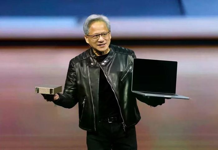 CEO Nvidia chính thức bước chân vào cầm trên tay CPU RTX Spark và chiếc laptop Microsoft Surface Laptop Ultra chạy RTX Spark.