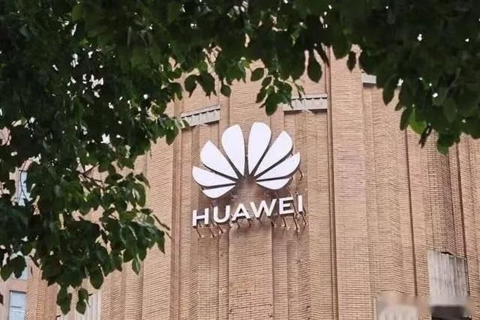 Huawei đang tạo nên làn sóng tranh luận mới trong ngành bán dẫn toàn cầu khi chính thức giới thiệu “Định luật Tao”, một mô hình phát triển chip được xem là có thể thay đổi cuộc chơi công nghệ trong tương lai, đặc biệt khi Định luật Moore - nền tảng tăng trưởng của ngành suốt hơn nửa thế kỷ - đang dần tiến tới giới hạn vật lý và kinh tế.