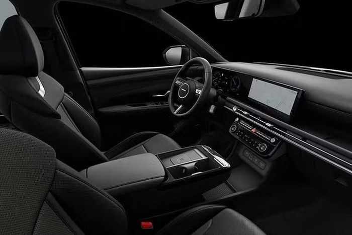Khoang nội thất của Hyundai Tucson Hybrid Night 2026 được trang bị cả bảng đồng hồ kỹ thuật số và màn hình giải trí trung tâm cùng có kích thước 12,3 inch. Xe cũng có ghế trước bọc da tích hợp sưởi và thông gió, vô lăng bọc da có chức năng sưởi, điều hòa tự động hai vùng độc lập cùng hệ thống âm thanh Bose 8 loa.