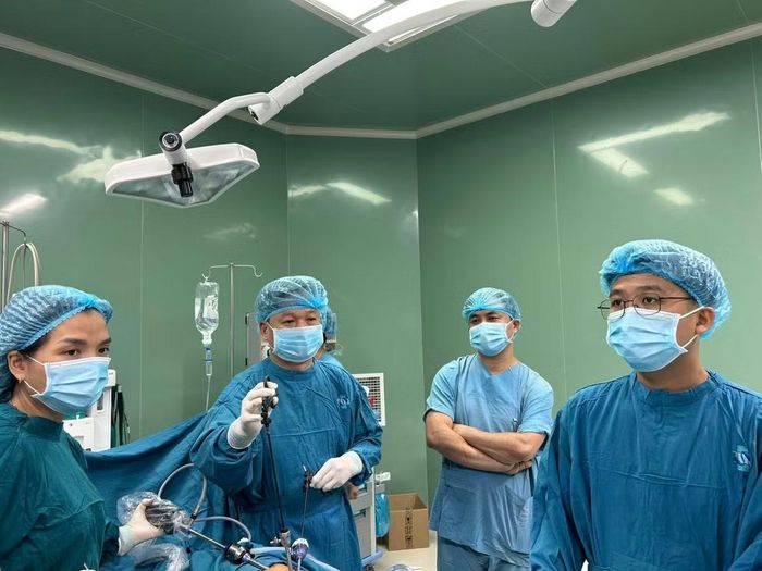 Ê-kíp phẫu thuật cho bệnh nhi - Ảnh BVCC