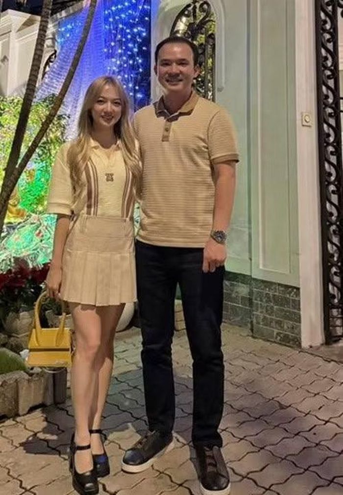 Xuân Nghi nổi tiếng từ khi còn nhỏ. Theo VietnamNet, nữ ca sĩ sang Mỹ định cư cùng gia đình. Trong 10 năm học tập tại Mỹ, cô gắn bó với môi trường âm nhạc và theo học khoa nhạc của Đại học Nam California. Sau khi tốt nghiệp, cô làm việc tại một công ty lớn chuyên tổ chức sự kiện và các chương trình âm nhạc. Khi nhận ra đam mê thực sự là đứng trên sân khấu và ca hát, Xuân Nghi quyết định trở lại con đường nghệ thuật. Ảnh: FB Xuân Nghi.