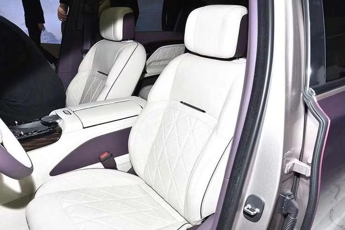 Hệ truyền động này đi cùng hộp số tự động 8 cấp và hệ dẫn động bốn bánh toàn thời gian AWD. Theo nhà sản xuất, phiên bản hybrid động cơ V6 này có khả năng tăng tốc từ 0-100 km/h trong 5,5 giây.