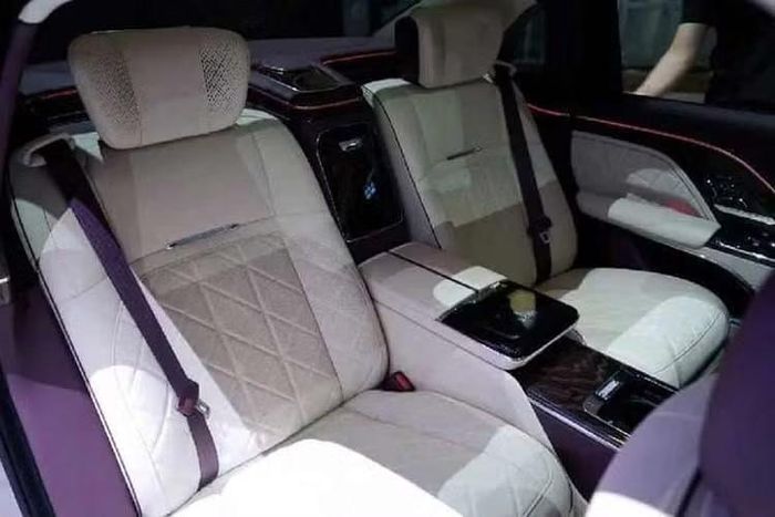 Trong khi đó, bản Imperial được trang bị động cơ hybrid V8 tăng áp 4.0L mạnh hơn, cho công suất 476 mã lực và mô-men xoắn cực đại 680 Nm. Nhờ đó, thời gian tăng tốc từ 0-100 km/h được rút xuống còn 4,5 giây. Cả hai phiên bản đều sở hữu hệ dẫn động AWD nhằm tăng độ ổn định và khả năng vận hành trong nhiều điều kiện thời tiết khác nhau.
