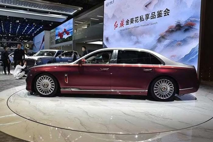 Hongqi, có nghĩa là “Cờ Đỏ”, là một trong những thương hiệu ô tô lâu đời nhất Trung Quốc. Có vẻ như một trong những cách để hãng duy trì vị thế là đưa mẫu sedan đầu bảng Guoya tới Nga, nơi không thiếu những khách hàng giàu có sẵn sàng chi mạnh tay cho những mẫu xe sang khác biệt.