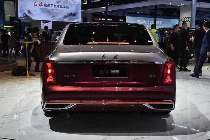 Mức giá bán Hongqi Guoya 2026 của Trung Quốc tại Nga được xem là rất cao, đặc biệt khi so sánh với thị trường nội địa Trung Quốc, nơi Guoya có giá khởi điểm từ 1,4 triệu Nhân dân tệ, tương đương 207.000 USD hoặc 4,9 tỷ đồng.