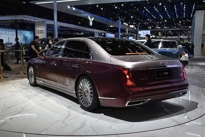 Hongqi Guoya được định vị là đối thủ cạnh tranh trực tiếp với Mercedes-Benz S-Class, BMW 7-Series và Audi A8. Xe có chiều dài 5.353 mm, chiều rộng 1.998 mm, chiều cao 1.511 mm và chiều dài cơ sở 3.260 mm. Về ngoại hình, Hongqi không thực hiện bất kỳ thay đổi đáng kể nào đối với những chiếc Guoya xuất khẩu sang Nga.