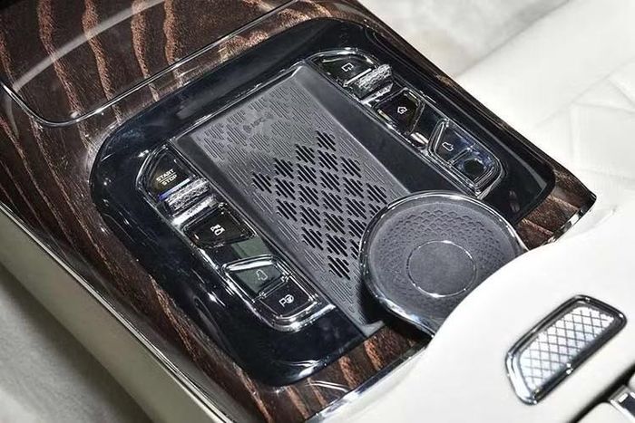 Khách hàng tại Nga có thể lựa chọn giữa hai phiên bản, bao gồm tiêu chuẩn Elegance V6 và cao cấp Imperial V8. Giá bán tương ứng của 2 phiên bản này là 27,7 triệu Ruble (tương đương 389.000 USD hay 10,1 tỷ đồng) và 31,7 triệu Ruble (445.000 USD hoặc 11,5 tỷ đồng).