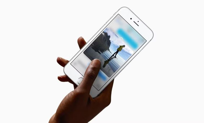 Số phận của 3D Touch hiện khiến nhiều người liên tưởng đến Camera Control, tính năng mới xuất hiện trên iPhone 16 và iPhone 17, khi không ít người dùng phản ánh rằng các thao tác điều khiển bằng nhiều mức nhấn vẫn còn khá phức tạp và khó làm quen.