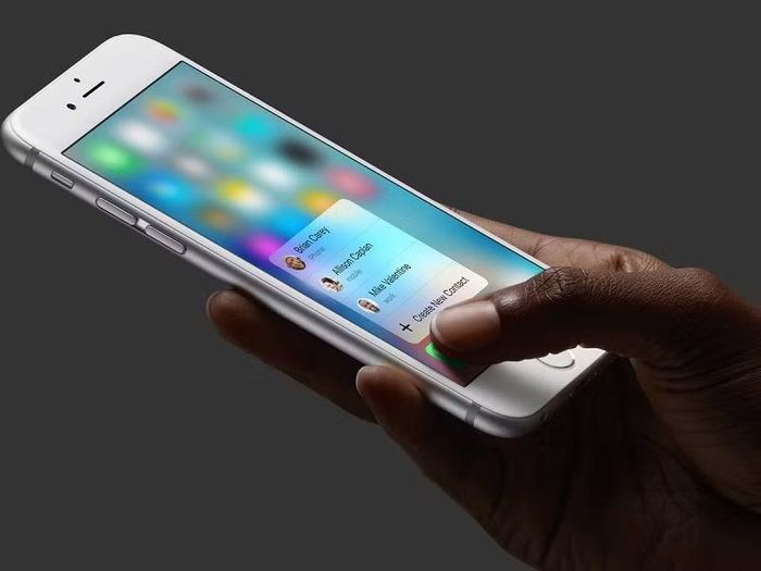 Ra mắt lần đầu trên dòng iPhone 6S vào năm 2015, 3D Touch cho phép người dùng thực hiện nhiều thao tác khác nhau dựa trên lực nhấn lên màn hình, tạo ra trải nghiệm tương tác hoàn toàn mới so với các smartphone cùng thời điểm.