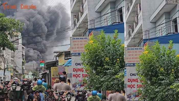 Đám cháy gần khu dân cư khiến người dân một phen hoảng loạn