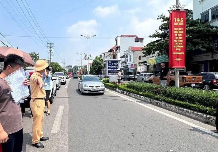 Lực lượng CSGT Công an tỉnh Phú Thọ phân luồng giao thông, đảm bảo an ninh trật tự, an toàn giao thông.