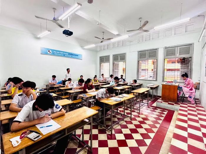 Trước 7 giờ sáng, các thí sinh đã tập trung đầy đủ ở phòng thi. Ảnh: Thùy Linh.