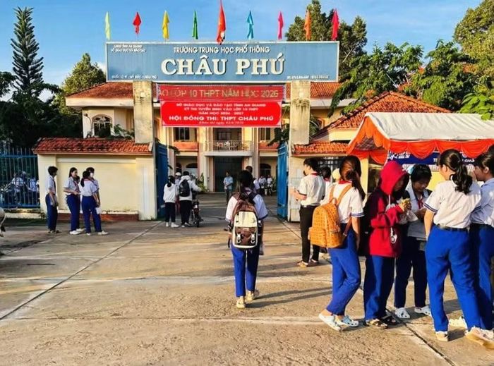 Thí sinh đến điểm thi.