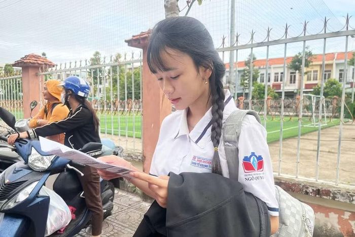 Thí sinh tranh thủ xem lại kiến thức trước khi vào phòng thi.