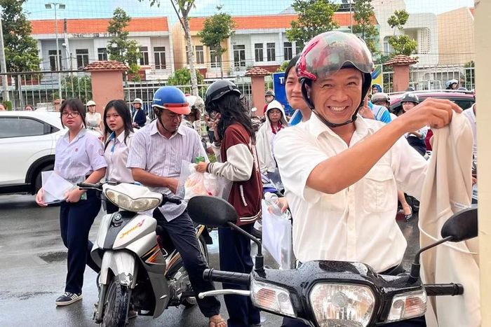 Phụ huynh đồng hành cùng con em trong buổi thi đầu tiên.