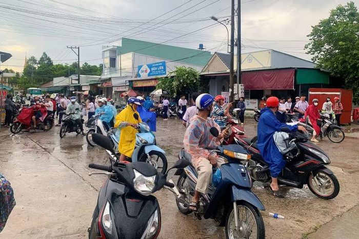 Phụ huynh đội mưa đưa đón, tiếp thêm động lực cho các thí sinh.