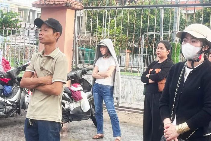 Dù trời đã hửng nắng, nhiều phụ huynh vẫn kiên nhẫn đứng chờ gần điểm thi.