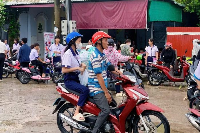 Phụ huynh đưa đón con tại các điểm thi.