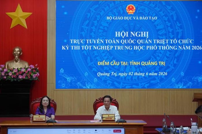 Ông Hoàng Nam, Phó Chủ tịch Thường trực UBND tỉnh Quảng Trị và bà Lê Thị Hương, Giám đốc Sở GD&amp;ĐT Quảng Trị dự Hội nghị.