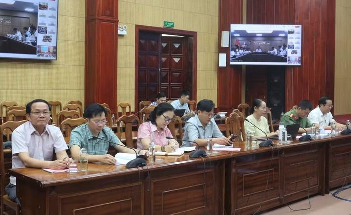 Đại biểu theo dõi và thảo luận những nội dung liên quan đến công tác tổ chức thi.